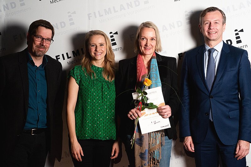 FILMLAND MV-Geschäftsführer Volker Kufahl, Preispatin Susanne Bormann, LiWu-Betreiberin Anne Kellner und der Chef der Staatskanzlei MV, Dr. Heiko Geue © Jacob waak/FILMLAND MV