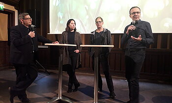 Frank Breuner (NDR) moderiert das Publikumsgespräch mit Belinda Rukschcio von der Bundesstiftung Baukultur, Kameramann und Regisseur Michael Kockot und Christoph Meyn, Präsident der Architektenkammer M-V © Heyne/FILMLAND MV